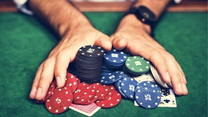 Đặt cược Poker bằng cách đẩy chip vào trong bàn