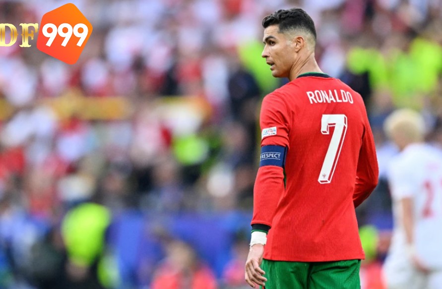 Cristiano Ronaldo lập kỷ lục góp mặt trong 6 mùa Euro.