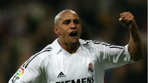 Hậu vệ trái: Roberto Carlos